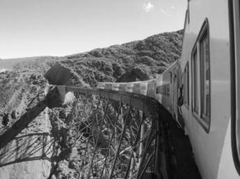 Un tren en una montaña

Descripción generada automáticamente