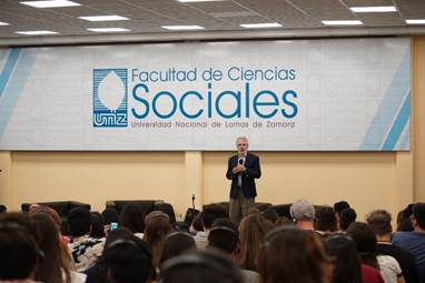 Un grupo de personas en un auditorio

Descripción generada automáticamente